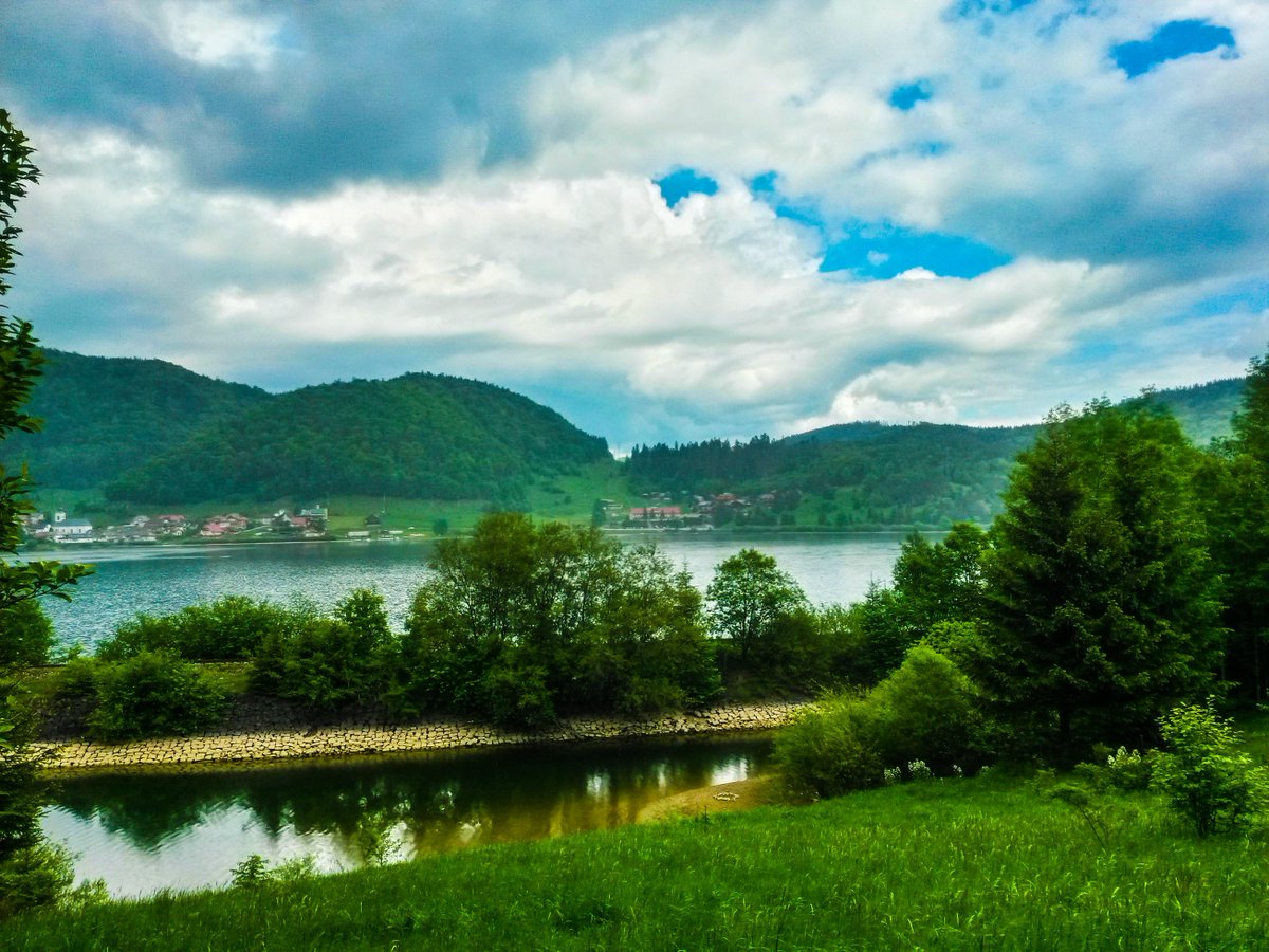 thewandererGS's tweet photo. Dedinky.
#landscape #view #nature #adventurseeker #beautifulview #clouds #hills #lake #woods #trees #slovaknature #slovakadventures #visitslovakia #beautifulslovakia #visitdedinky #dedinky https://t.co/Dmmxv3LmzZ