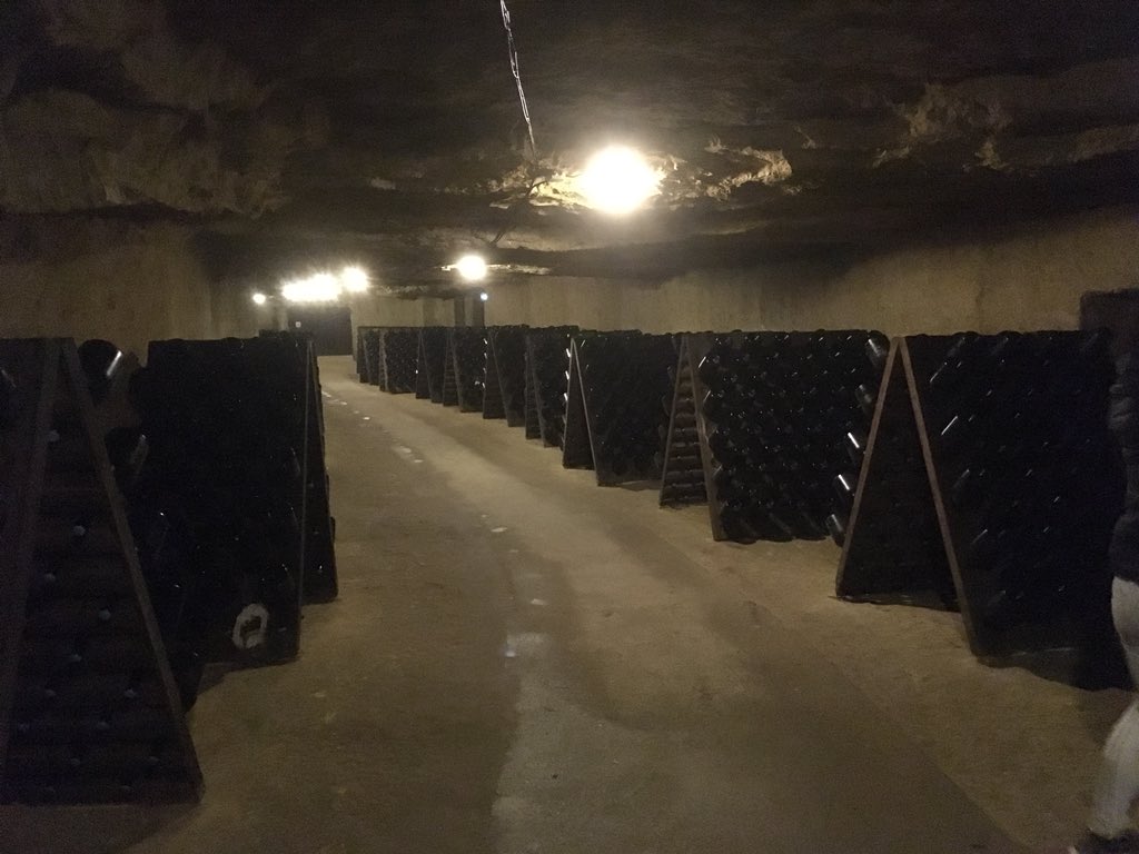 CallSingers's tweet image. Wonderful tour and wine tasting session today at the Vouvray Cave de Vin. Excellent nibbles too. #callingtonsingersontour