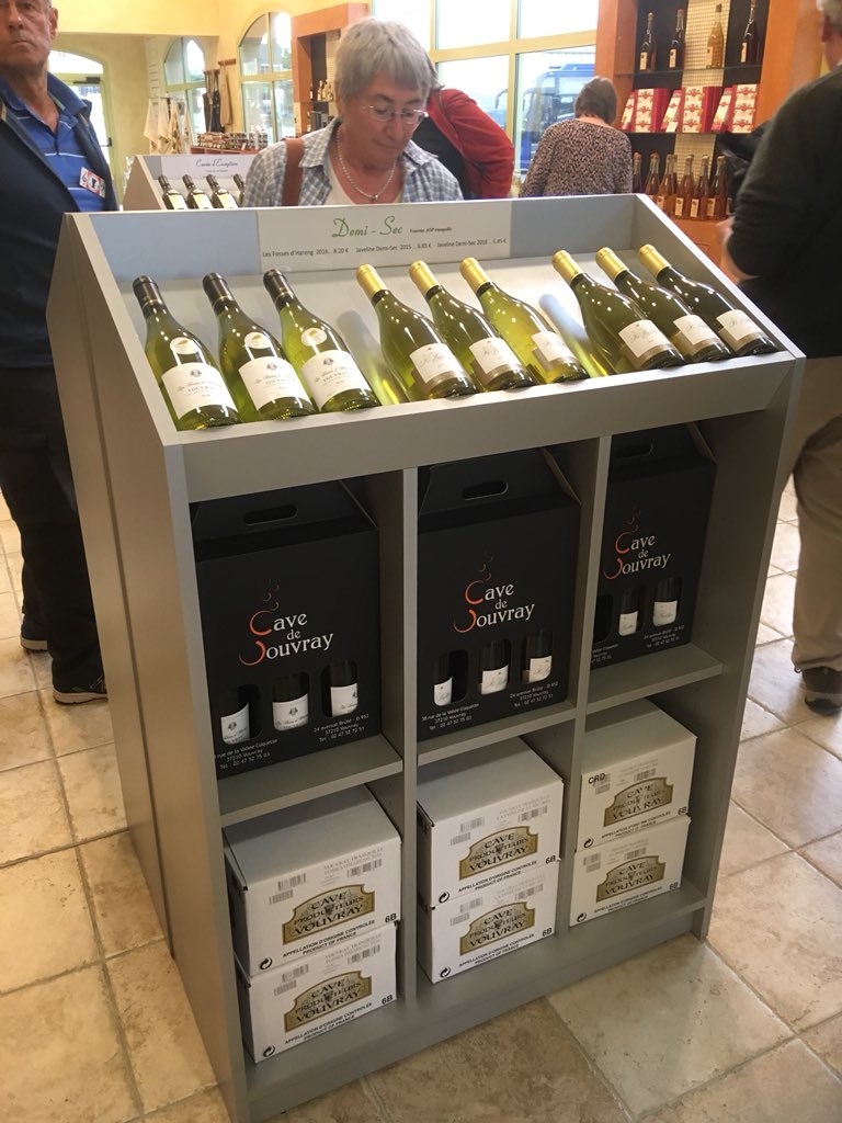 CallSingers's tweet image. Wonderful tour and wine tasting session today at the Vouvray Cave de Vin. Excellent nibbles too. #callingtonsingersontour