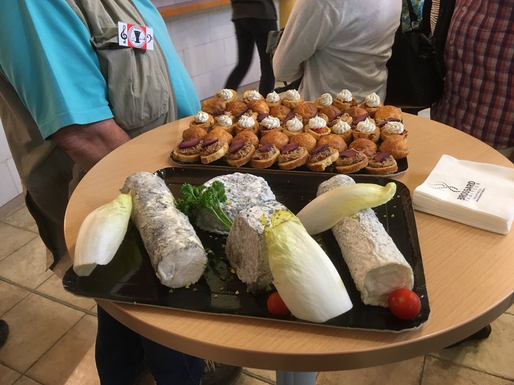 CallSingers's tweet image. Wonderful tour and wine tasting session today at the Vouvray Cave de Vin. Excellent nibbles too. #callingtonsingersontour