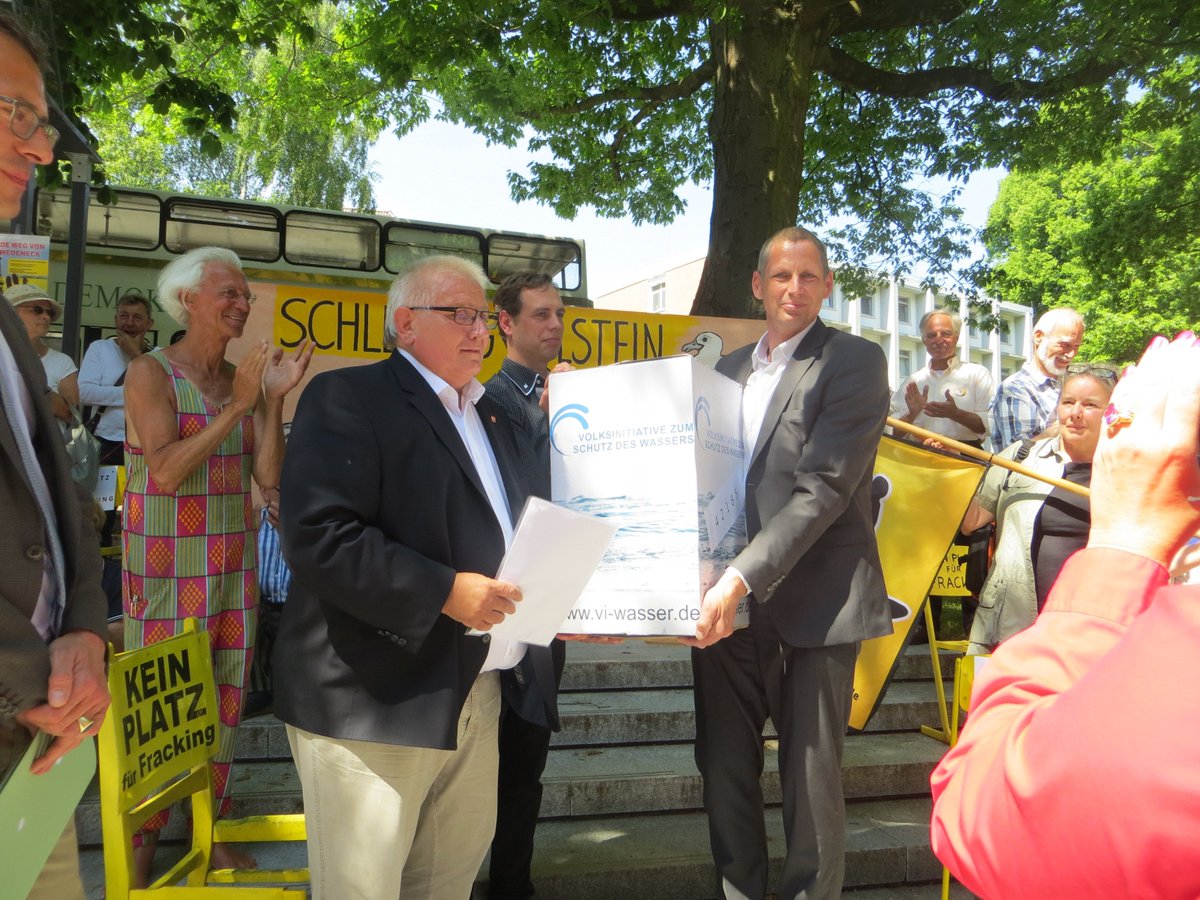 ccs_stoppen's tweet photo. Einreichung der Volksinitiative zum Schutz des Wassers
  Das Bündnis der Volksinitiative zum Schutz des Wassers hat heute über  42 185 Unterschriften an den Landtagspräsidenten Schlie  übergeben. #ViWasser
https://t.co/0aMsXQDN9T https://t.co/m2ZNIePoXh