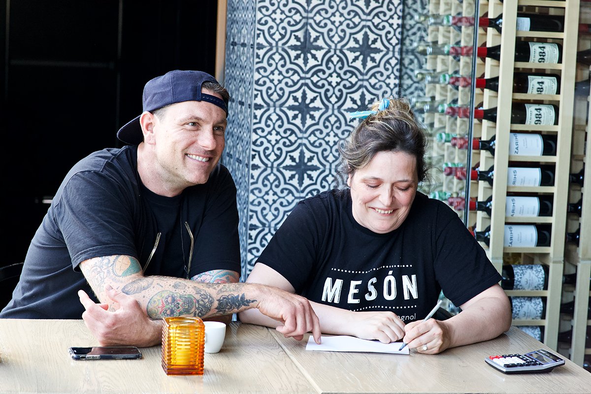 Restomeson's tweet photo. En mode préparation pour le #souper à 4 mains jeudi prochain!!
@mariefleur35 et @ChefChuckHughes vous préparent juste du bon et juste du WOW 🙌🥘

Le genre de soirée qu'on ne veut pas manquer... réservez vos places : 
https://t.co/WC3dvnp0zi
#restomtl #villeraylove https://t.co/7Br3kvehZr