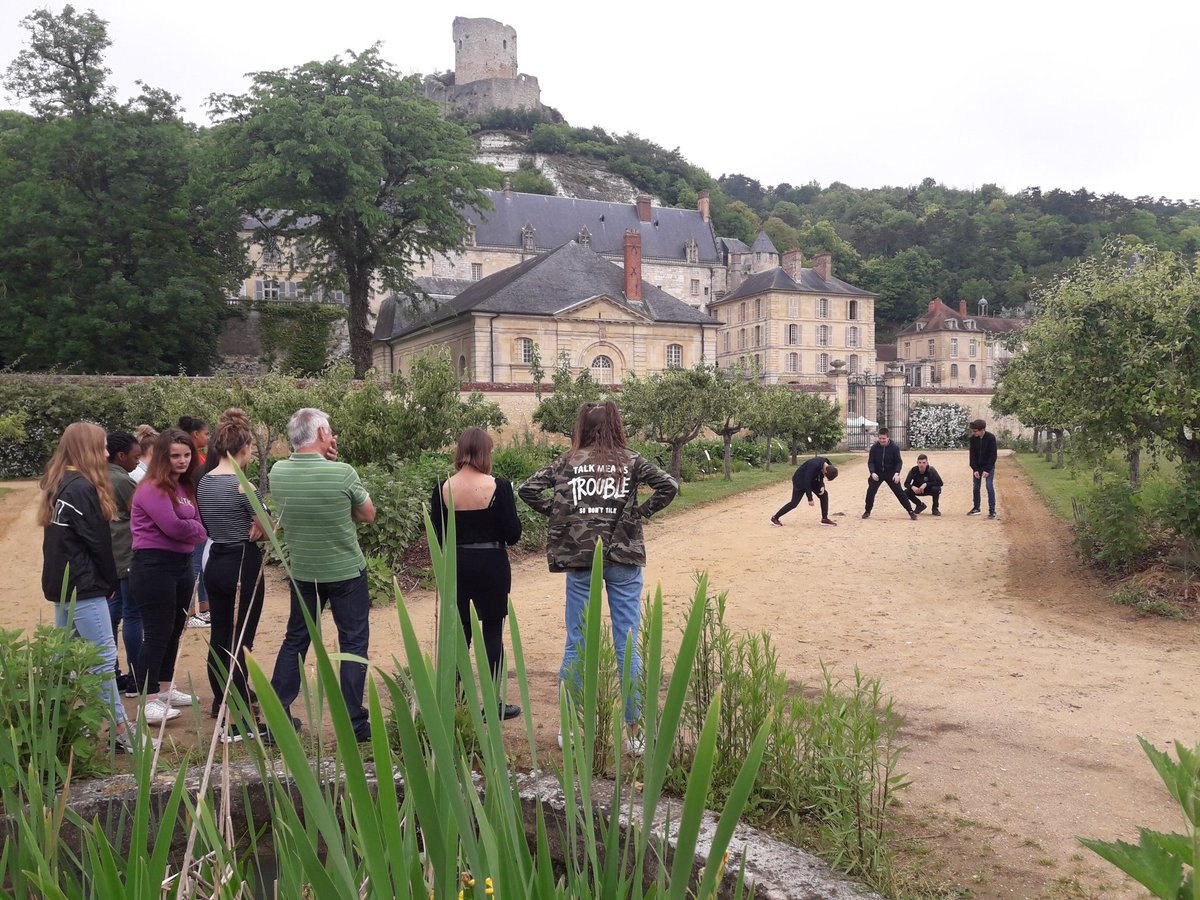 educ_art95's tweet photo. #collegesalhonneur La Roche Guyon danse, peint, photographie, observe les ruches! 20 projets du conseil départemental @valdoise profitent pleinement de la journée qui met en valeur le parcours artistique et culturel des élèves.@Carolinedbs95 #dsden95 @anne_moreil @daacversailles https://t.co/DIG0fuw4iE