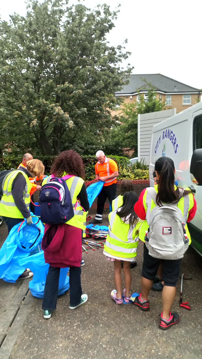 camsciencecntr's tweet photo. Free entry to our centre for all those helping the @CambsCC litter pick this afternoon!! Looking forward to the next one on Thursday #plasticsweek https://t.co/uYc2LBHR4O