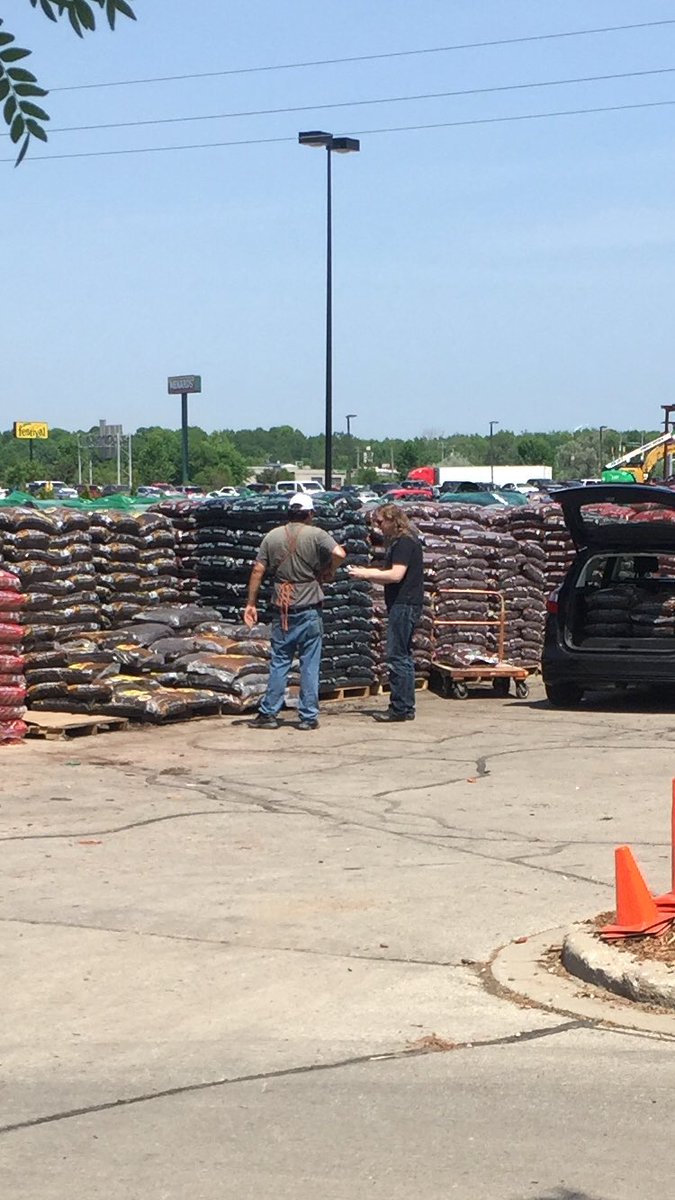 gregdoucettethd's tweet photo. Mark staying safe and checking receipts at 4915 E. Green Bay.  Great job! #safetyselfie @KevinMasseyTHD @ryan3040 https://t.co/jIZyfB6Uw9