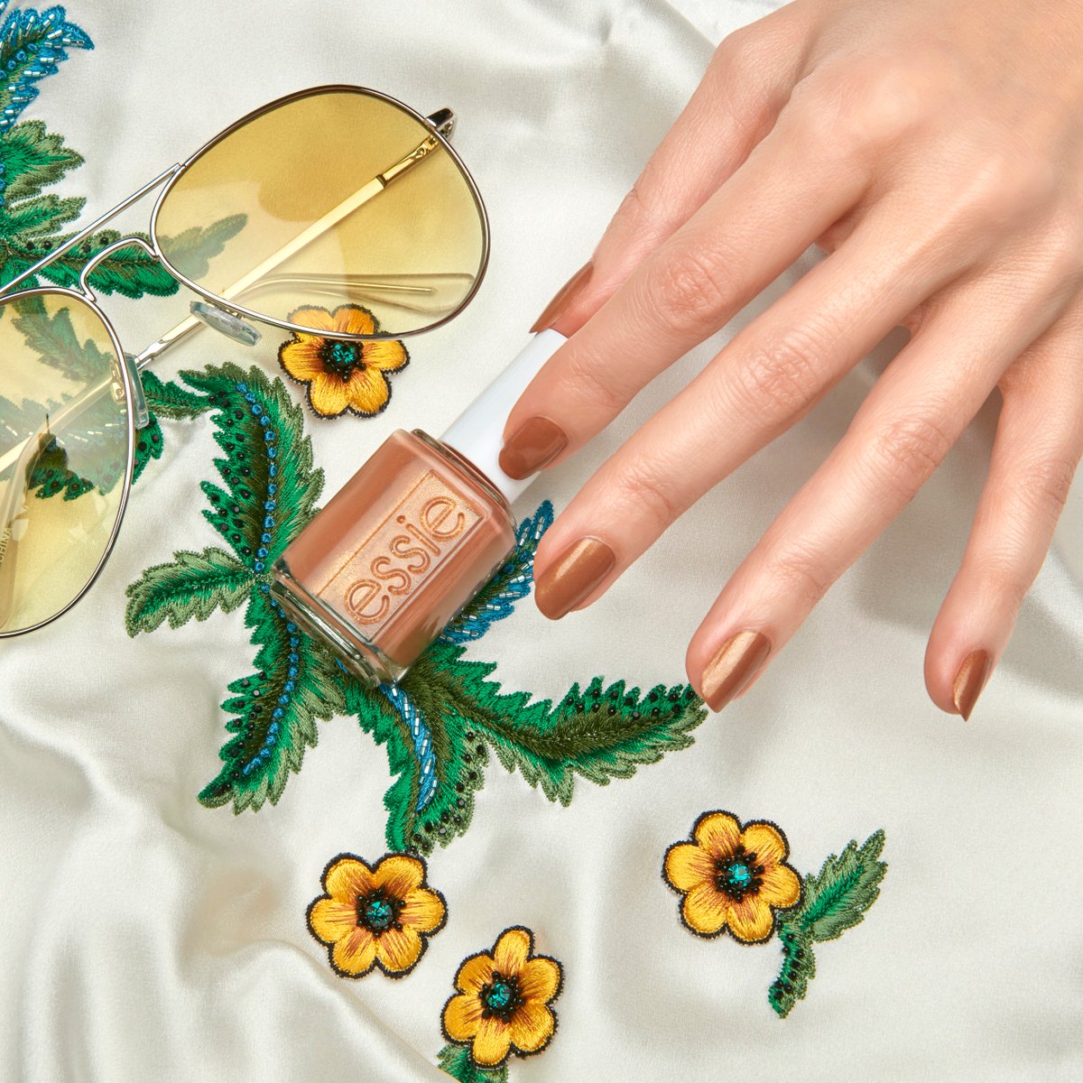 Forget the rain! There's nothing but #sunnydaze ahead with this amber shimmer shade from essie summer 2018 collection🌞💅 #essiesummer #essielove 💞