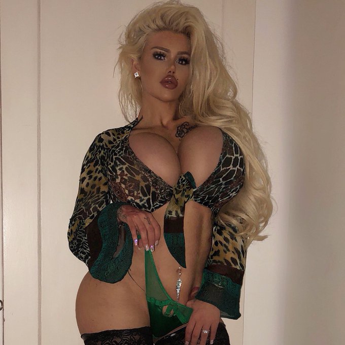 New video is live.. my mums bf can&rsquo;t help himself when he sees me on cam 👅😈 watch exclusively at https://t<a href="/tag/stripper"class="tags"><span>#stripper</span></a>