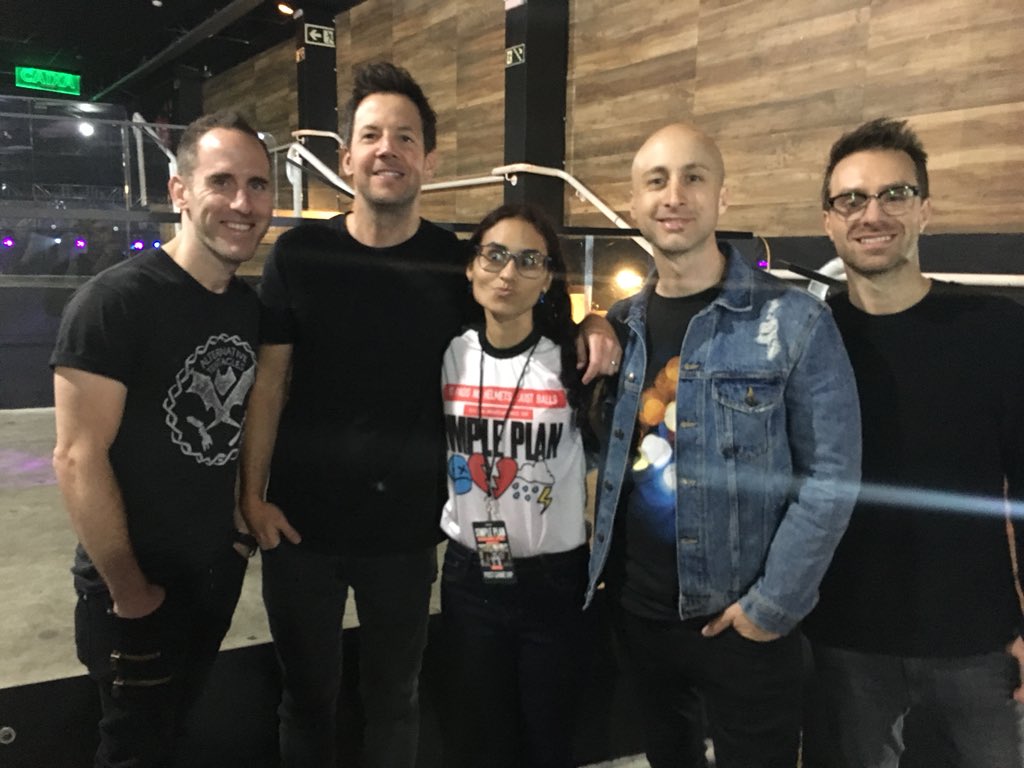 AlineLirareis's tweet photo. Saga 3 Pizza Party #Curitiba @simpleplan ❤️❤️❤️❤️❤️🤪🤪🤪🤪🤪🤪🤪🤪 @chuckcomeau @pierrebouvier @jeffstinco and @SebLefebvre #ThankyouGuysFunnys ❤️❤️❤️ #NHJBTourCuritiba https://t.co/kBrcvw6fjR