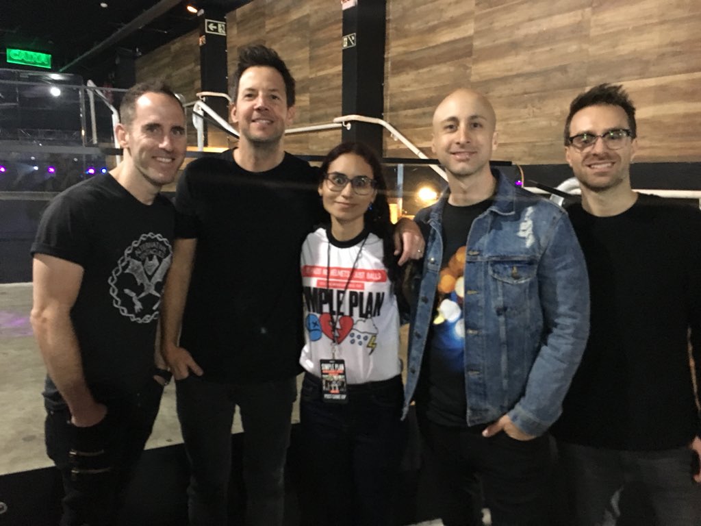 AlineLirareis's tweet photo. Saga 3 Pizza Party #Curitiba @simpleplan ❤️❤️❤️❤️❤️🤪🤪🤪🤪🤪🤪🤪🤪 @chuckcomeau @pierrebouvier @jeffstinco and @SebLefebvre #ThankyouGuysFunnys ❤️❤️❤️ #NHJBTourCuritiba https://t.co/kBrcvw6fjR