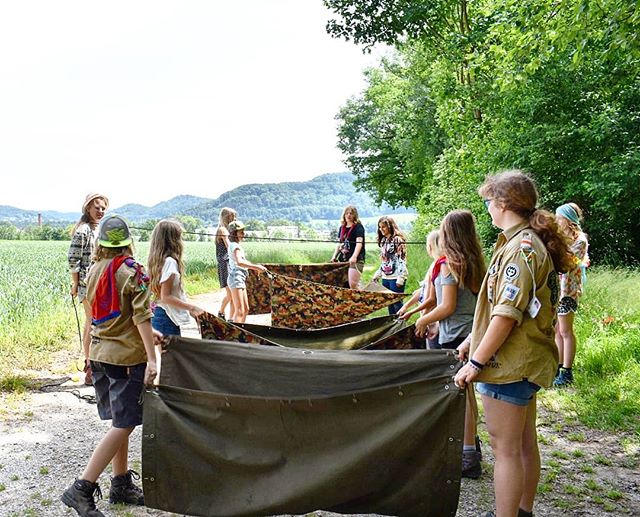 PFADIWART's tweet photo. Blachenvollyball, wer kennts? 🏐
.
.
.
#pfadiwart #pfadi #scout #mädels #vollyball #blachenvollyball #truppwiking #summertag #samstag https://t.co/vOvxj75wqa