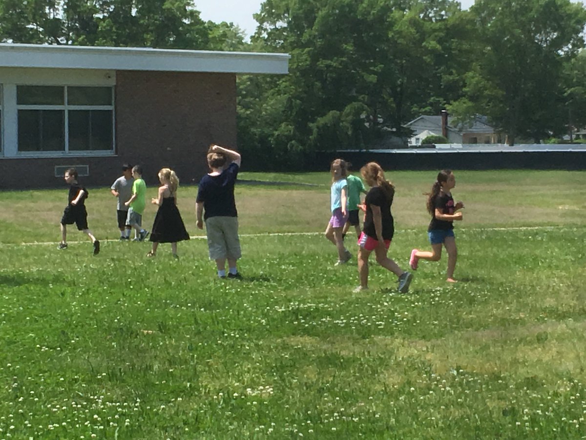 GrundyAve's tweet image. Red light, Green light, 1 2 3! 🚦#recessfun @SachemSchools