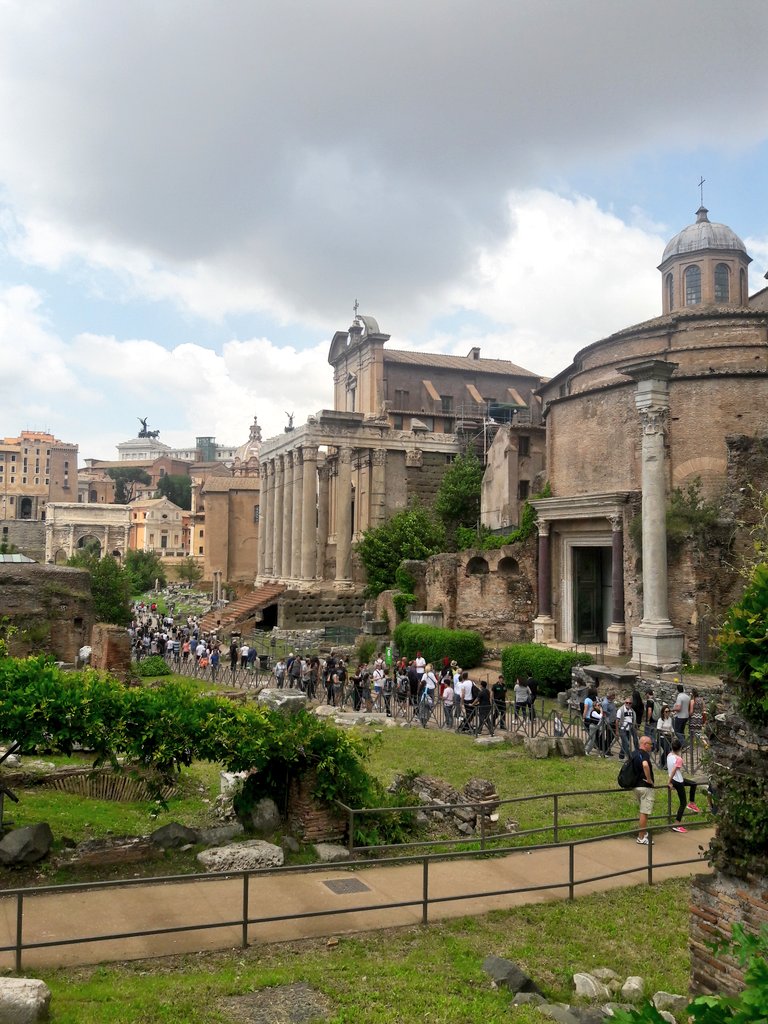 Visitar o Coliseu e o Fórum Romano é realmente uma experiência única. Pra quem esta pensando em tirar férias em #Roma, eu sugiro visitar as ruinas com um guia, já quem não tem muitas plaquinhas explicando o que é cada area.
