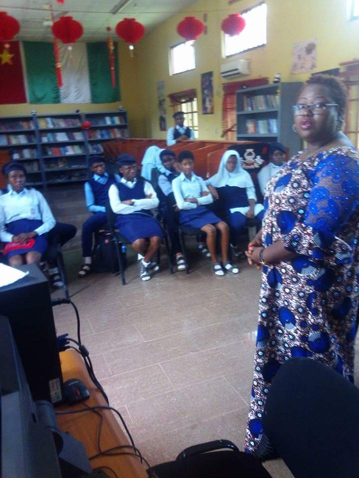ChanjaDattiLtd's tweet photo. Our CEO, @funtob mentoring members of Creative-Brains SAGE Team, Government Secondary School, Garki Area 10, Abuja on marketing of the recycled materials produced by the club.
*Shopping Bags & *Interlocking tiles from plastics
#Mentoring
#CircularEconomy
#WasteResourceManagement https://t.co/3kBBoZkYxV