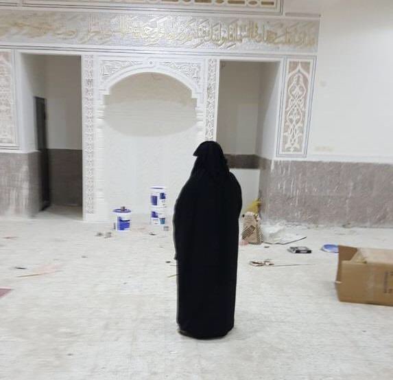 SaudiNews50's tweet photo. بعد أن جمعت تكلفت البناء من الراتب التقاعدي .. مواطن ينشر صورة لوالدته وهي تشرف على بناء مسجد اكتمل إنشاؤه حديثاً ليكون ثوابه لزوجها المتوفى.
.
#السعودية #الوفاء #الزوج #رمضان
. https://t.co/oP7beZsNul
