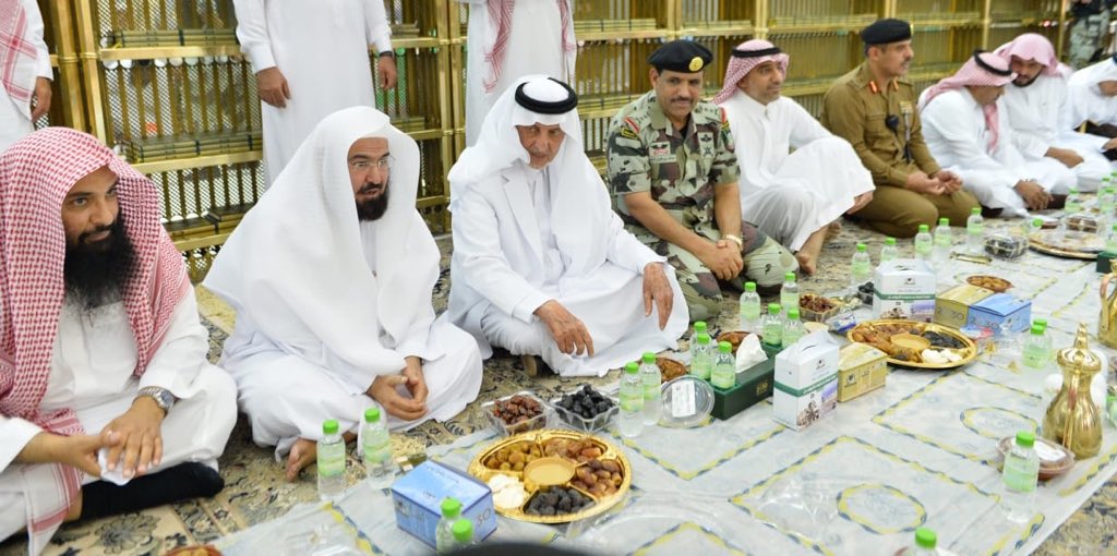 makkahregion's tweet photo. #صور
#أمير_مكة خلال مشاركته رجال الأمن طعام الإفطار في #المسجد_الحرام https://t.co/kWCKuQggnQ