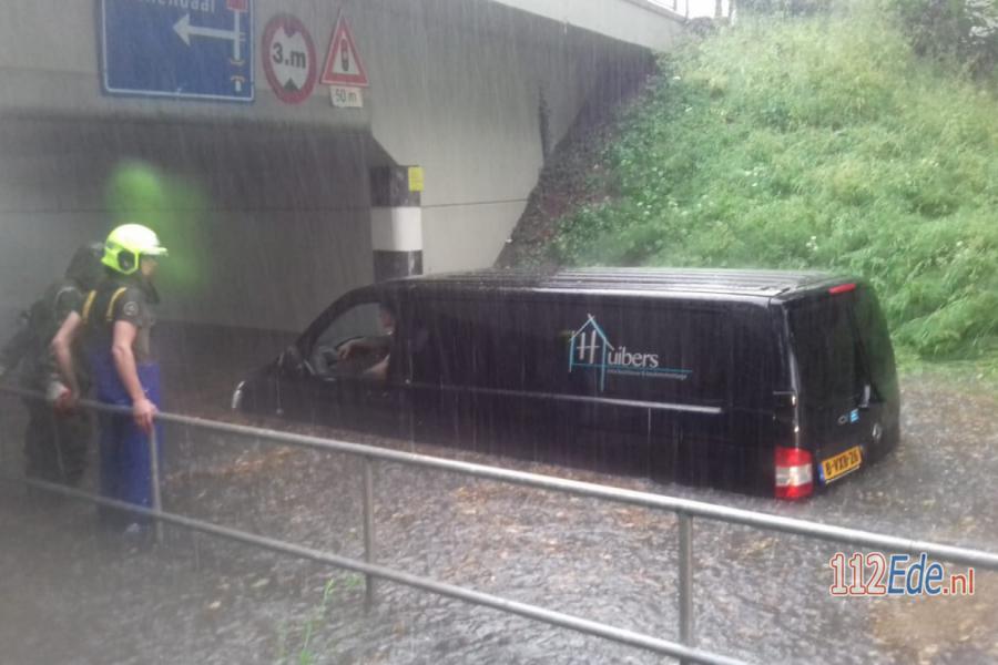 🚨 Bestelbus vast in ondergelopen tunnel #DeKlomp door hevige regenval 112.press/QVVZM4 112Ede https://t.co/IfXoX19Bxt