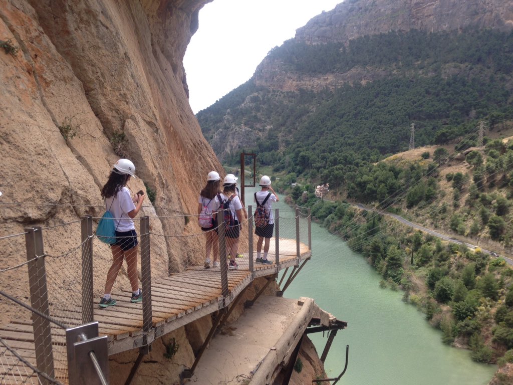 Jgalf33's tweet photo. Impresionante visita @CaminitoDelRey_  4º eso @cardenal_ori magnífico patrimonio tecnológico, histórico, ambiental  de la provincia de Málaga @JosLuisFernnd19 https://t.co/Ksg1RynEIO