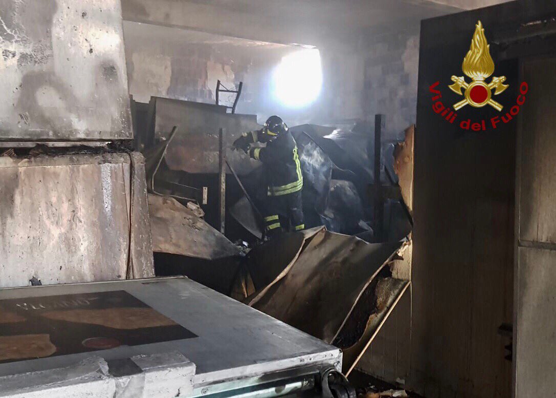 vigilidelfuoco's tweet photo. #29mag #CastellammareDelGolfo (TP), 6 squadre dei #vigilidelfuoco impegnate per l’#incendio in una ditta di alimenti congelati #soccorsiquotidiani https://t.co/CFlSWNjsmt