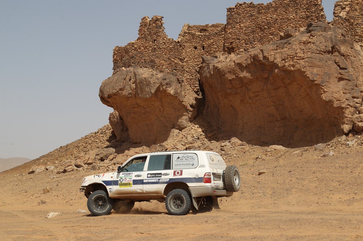 Toma_de_Saulieu's tweet photo. Encore un endroit superbe croisé pendant mon rallye au Maroc, le col de Tafraout avec un vieux fort/monastère portugais du 15e siècle....
Un endroit étrange et étonnant perdu au milieu de nulle part ...
#Maroc #Desert #saharagate https://t.co/tfsW2DQJvX