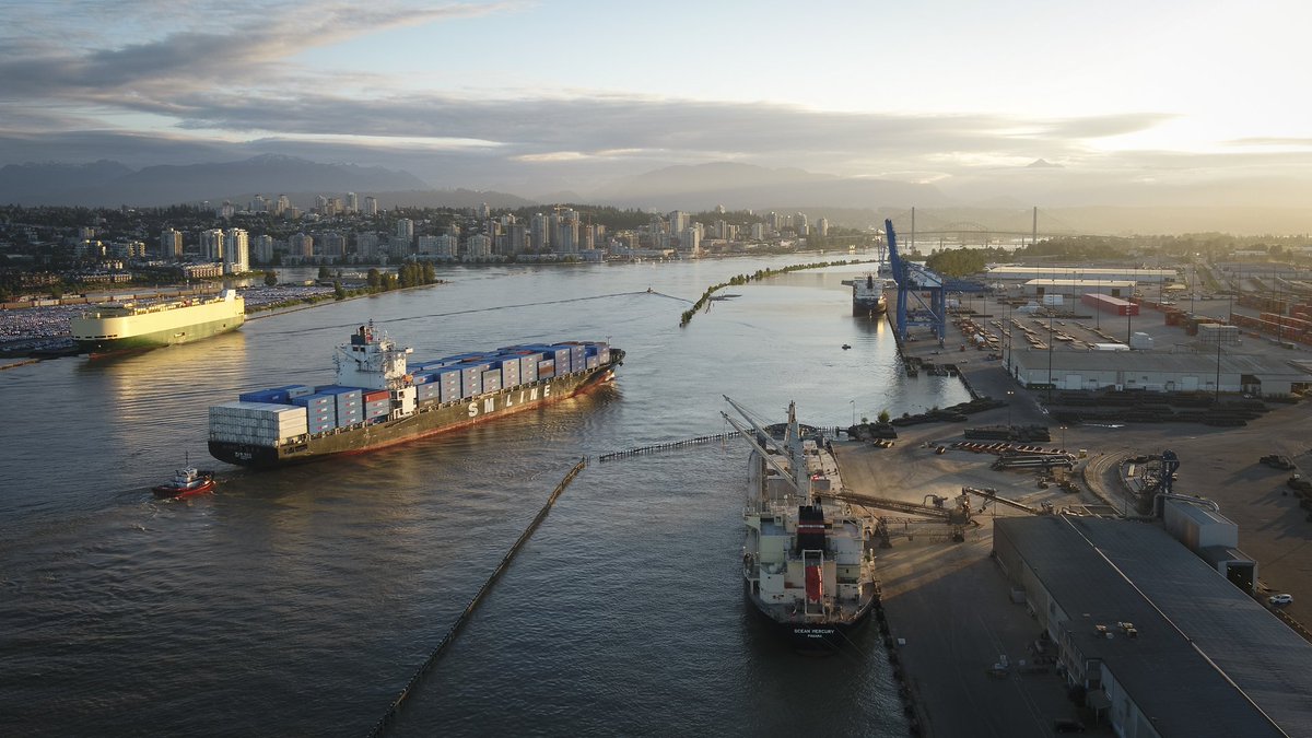 PortVancouver's tweet photo. We’re pleased to celebrate the inaugural vessel call by SM Line to @FSDocks by welcoming container ship M/V SM Qingdao! Photo credit: Rick Etkin Productions #myportcity https://t.co/3KnWWpqCwb