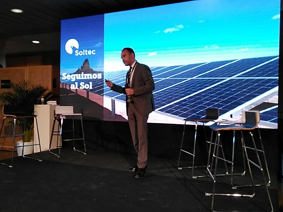 infoRMurcia's tweet photo. Marcos Sáez, Dir. de @SoltecTrackers nos da una breve clase de historia sobre su #empresa dedicada en su totalidad a las energías #renovables. #ForoFIEi https://t.co/JSOamFuI8N
