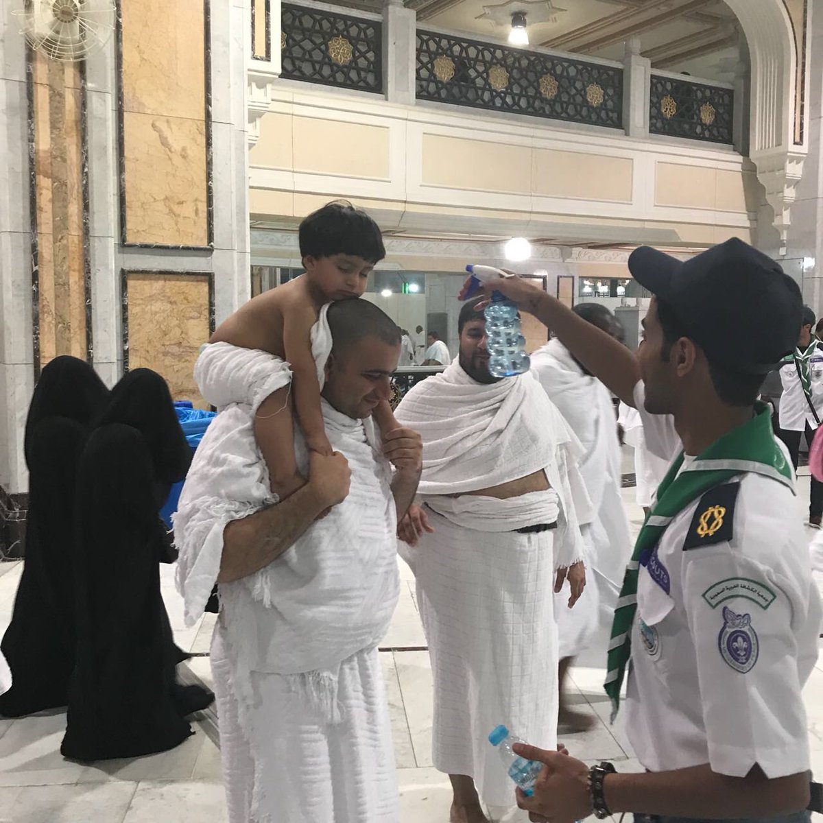 Yomnakom_SA's tweet photo. #جوالة_جامعة_الجوف يُلطفون الجو برش المياه على المعتمرين بالصفا والمروة ضمن مشاركتهم في معسكر الخدمة الرمضاني . 
#جامعة_الجوف
#علاقة_الجامعة_بالمجتمع 
#رؤية_السعودية_2030 https://t.co/d3Y391jtNB