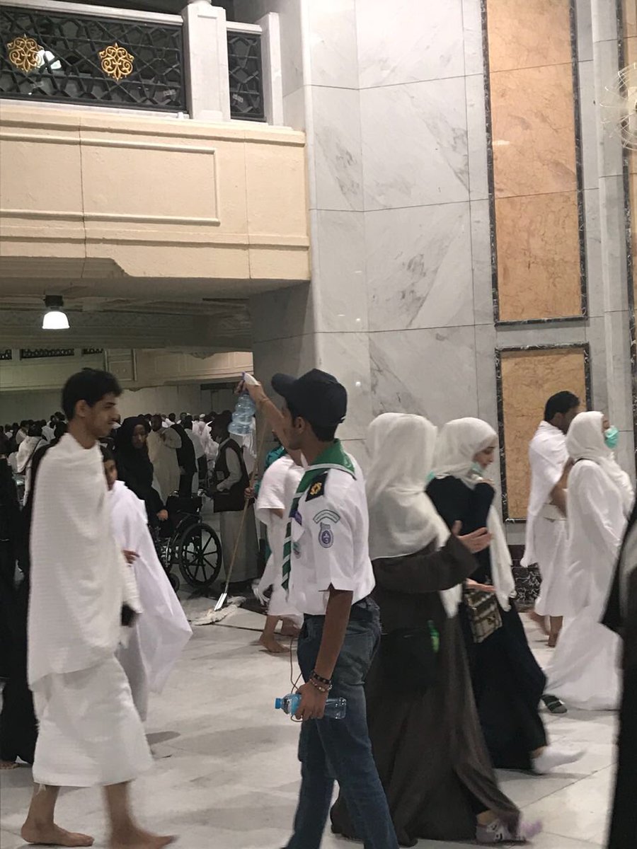 Yomnakom_SA's tweet photo. #جوالة_جامعة_الجوف يُلطفون الجو برش المياه على المعتمرين بالصفا والمروة ضمن مشاركتهم في معسكر الخدمة الرمضاني . 
#جامعة_الجوف
#علاقة_الجامعة_بالمجتمع 
#رؤية_السعودية_2030 https://t.co/d3Y391jtNB