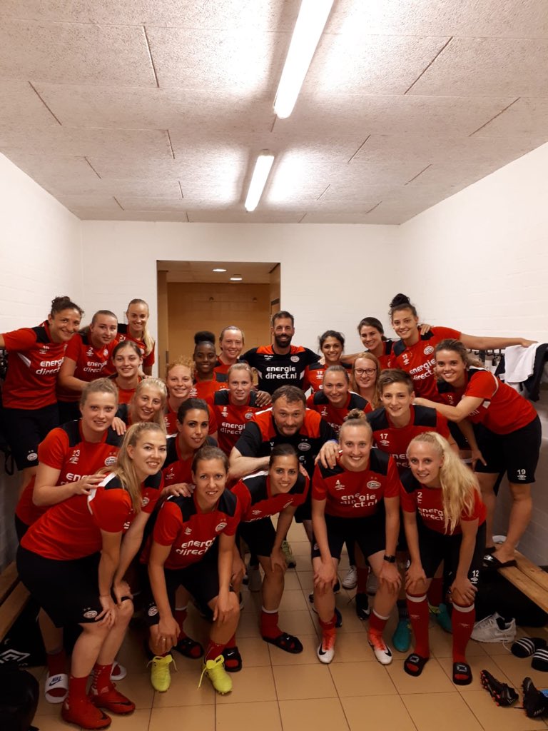 Dressing room talk for the @psv womenβs team, in their preparation for the cup final on Saturday.
ππͺπ»πππΌβ½οΈ
#MaximumEffort
#FocusOnFootball
#1Game1Goal
#EendrachtMaaktMacht