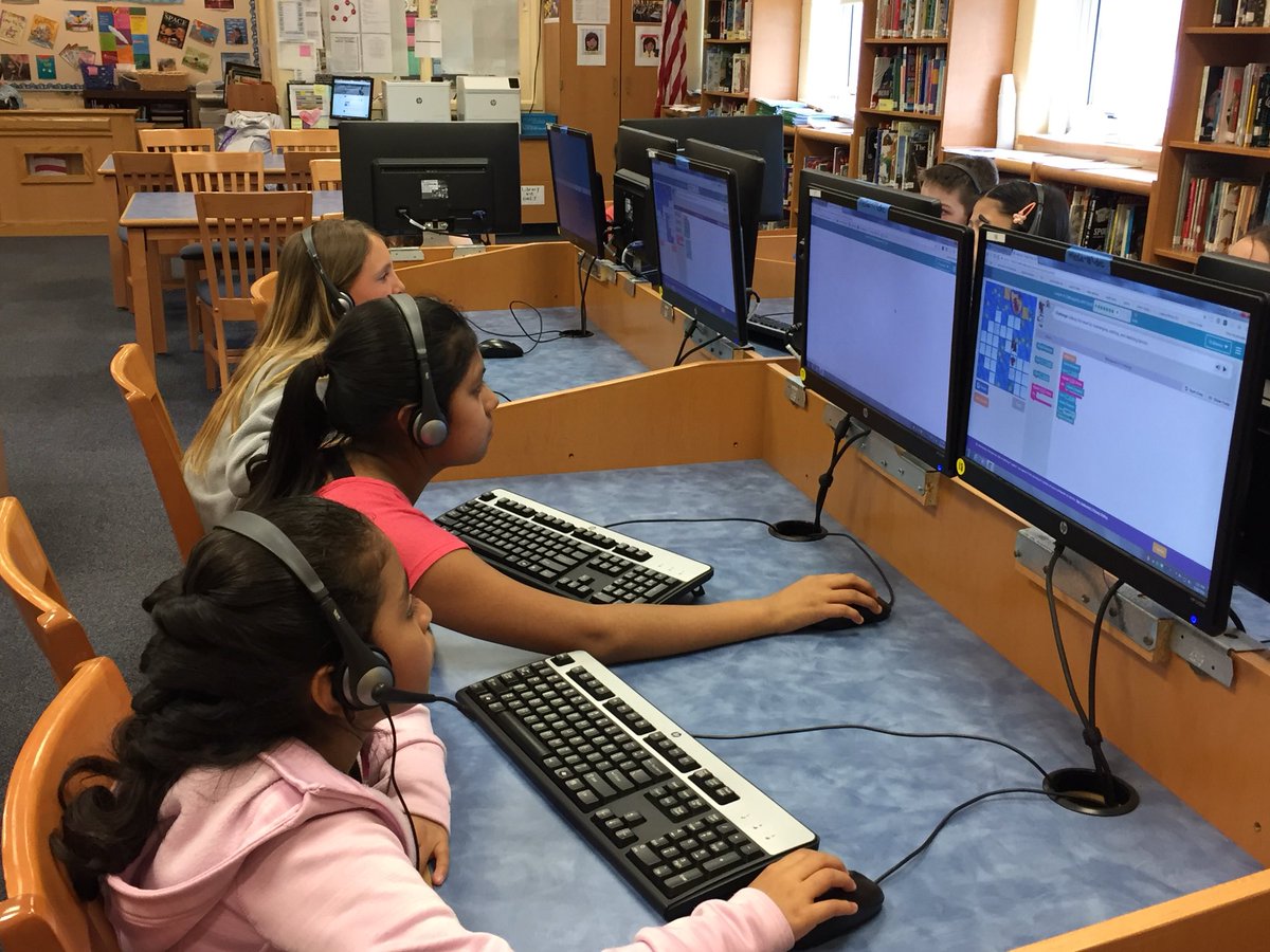 Code4AimeeFahy's tweet photo. AES Gr 4 Ss ❤️ https://t.co/GskDvMgVH4 CSF Course E - working past the bell!! @TeachCode @codeorg @AvonTigers https://t.co/AHmDotX13v