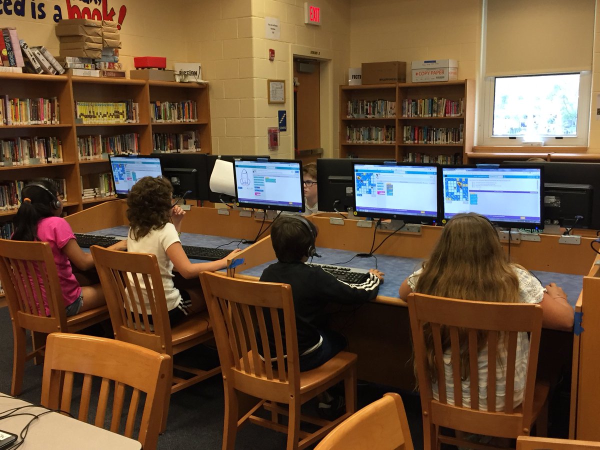 Code4AimeeFahy's tweet photo. AES Gr 4 Ss ❤️ https://t.co/GskDvMgVH4 CSF Course E - working past the bell!! @TeachCode @codeorg @AvonTigers https://t.co/AHmDotX13v