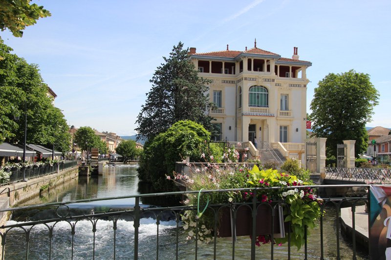 lifefrance's tweet photo. Vivacious Isle-sur-la-Sorque - the sizzling antiques capital of France is simply intoxicating! 
https://t.co/7eVFAKyKe4 https://t.co/gwm5XQ36Vr