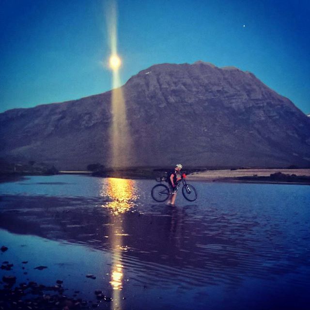 SteveHeading's tweet photo. Moonlight crossing
#highlandtrail550 #htr550 #satmap #polarisbikewear #whytebikes https://t.co/I2DS4Ph1wP https://t.co/JXcEEjqXSG