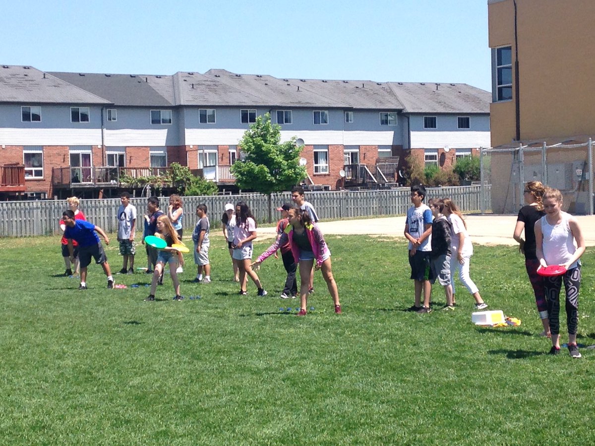 LDubsGatestone's tweet image. Frisbee Toss! #colourchallenge #class78