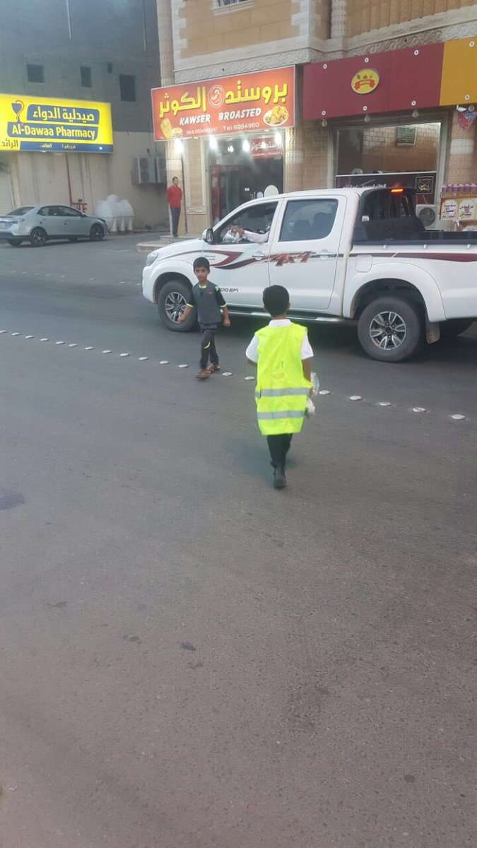 VolunteerismT's tweet photo. بدعم من فاعل خير قام #فريق_الخير_التطوعي وبراعِمه بتوزيع وجبات افطار صائم على تقاطع طريق الصوامع مع طريق الملك خالد (اشارة الحزام) أعاننا الله وإياكم على فعل الخير  💖🕊. https://t.co/2RVAsWReAX