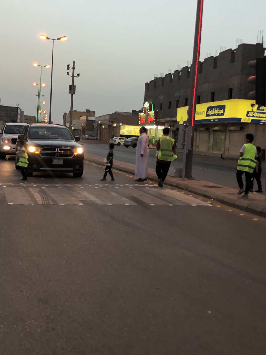 VolunteerismT's tweet photo. بدعم من فاعل خير قام #فريق_الخير_التطوعي وبراعِمه بتوزيع وجبات افطار صائم على تقاطع طريق الصوامع مع طريق الملك خالد (اشارة الحزام) أعاننا الله وإياكم على فعل الخير  💖🕊. https://t.co/2RVAsWReAX