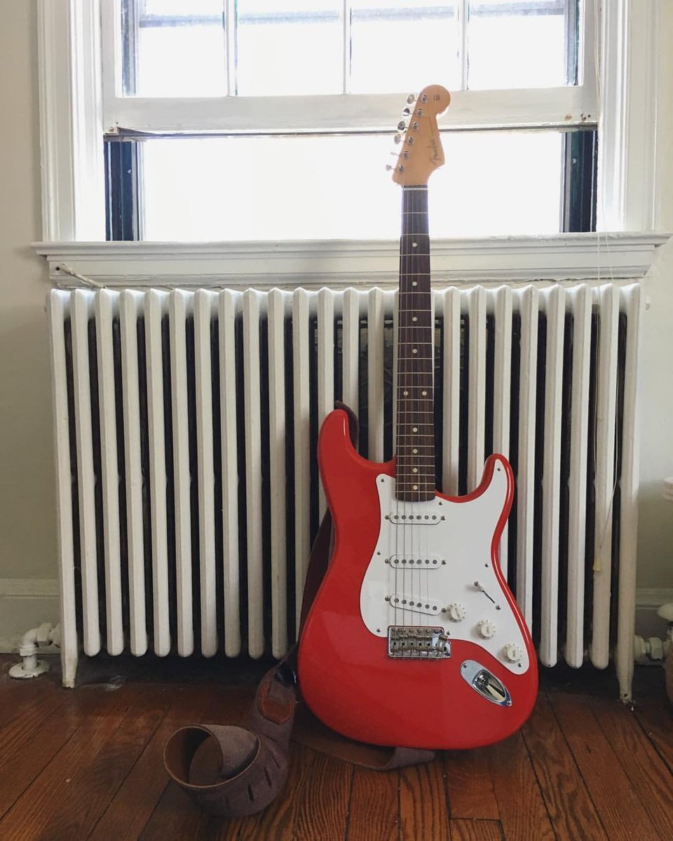 PlayStrats's tweet image. She's missing a string, yet she's still so pretty 🎸

#straturday #fender #stratocaster #fiestared #garymoore #markknopfler #johnmayer #srv #clapton #hendrix #buddyguy #blues #knowyourtone #strat #guitar #stratoftheday #60s #redstrat@britishandblues