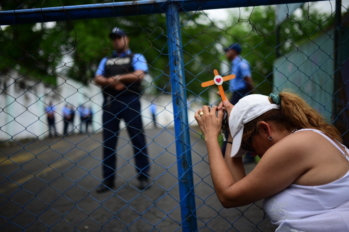 CH_fotografia's tweet photo. Afuera del chipote, familiares de personas desaparecidas esperan noticias. Organismos de derechos humanos han exigido el cierre de este centro de detenciones ilegales y tortura de la Policía Nacional #SOSNicaragua @confidencial_ni https://t.co/PlxrybnANi