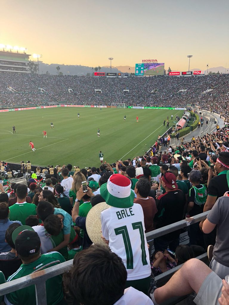 WorldinMotion_'s tweet photo. Watching @miseleccionmxEN v @cymru at the Pasadena Rose Bowl, California, with World in Motion client @declanjohn7 in action for Wales! #wim #MEXWAL #Worldinmotion #FAW π²π½π΄σ §σ ’σ ·σ ¬σ ³σ Ώ https://t.co/7n2VpR3h8H