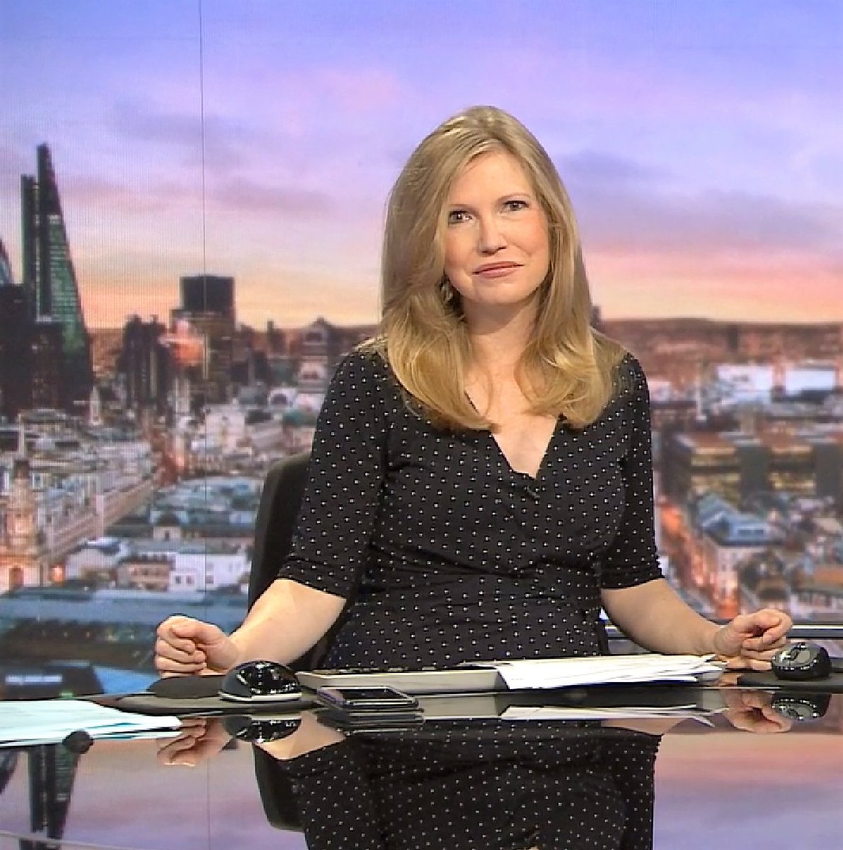 CharmGentFan's tweet photo. The Gorgeous, Beautiful and Wonderful #AliceBaxter presenting on this mornings #BBC Business Live. I'm seriously in love with Alice and her Beautiful Smile. Part 2 https://t.co/RltFWD7UUW