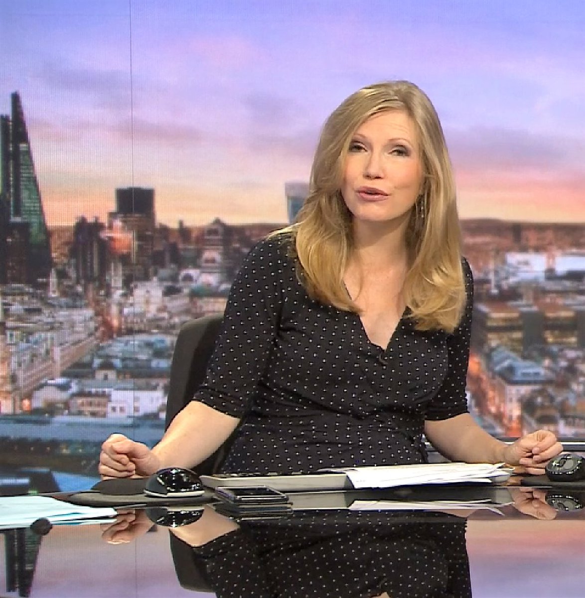 CharmGentFan's tweet photo. The Gorgeous, Beautiful and Wonderful #AliceBaxter presenting on this mornings #BBC Business Live. I'm seriously in love with Alice and her Beautiful Smile. Part 2 https://t.co/RltFWD7UUW