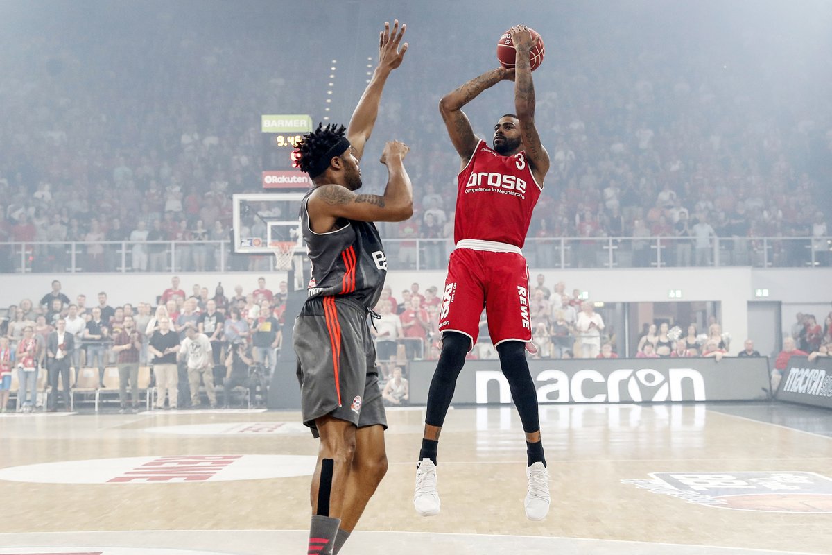 Bamberg_Baskets's tweet photo. Ende Q2 | Wow, was für ein intensives Spiel gegen den @fcb_basketball! Wir führen unter anderem dank eines überragenden @DWRIGHTWAY1 (22 Punkte, 4 Rebounds) mit 52:38. #BAMBEAT https://t.co/fCMfKJjfhf