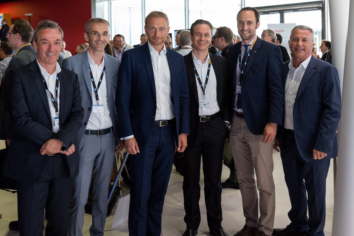 raphaelkarlen's tweet photo. „Digitalen Erfolg wird es nicht in einem analogen Staat geben“. Einmal mehr ein mitreissender Speech von @c_lindner zu den #Chancen der #Digitalisierung am #PSF2018. Lasst uns diese Chancen nutzen! @SAP @cwasi @retolipp @FDP_Liberalen @PLR_Suisse @digital_liberal @fdp_urban @fdp https://t.co/JBGBZid2QY