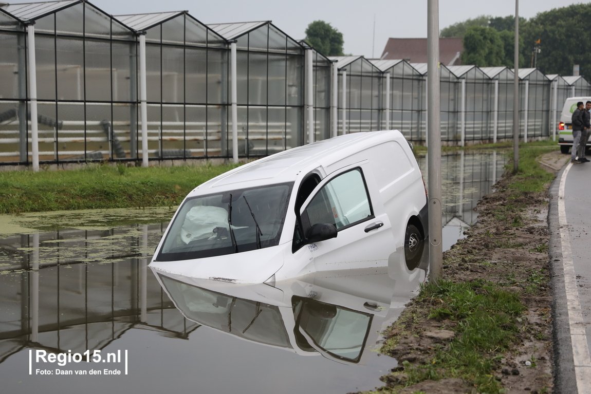 regio15's tweet photo. Op de #Hoefweg in #DeLier kwam een busje in het water terecht. Het water stond hoog, maar het is duidelijk geen asfalt... https://t.co/n7NFnYB3Ky