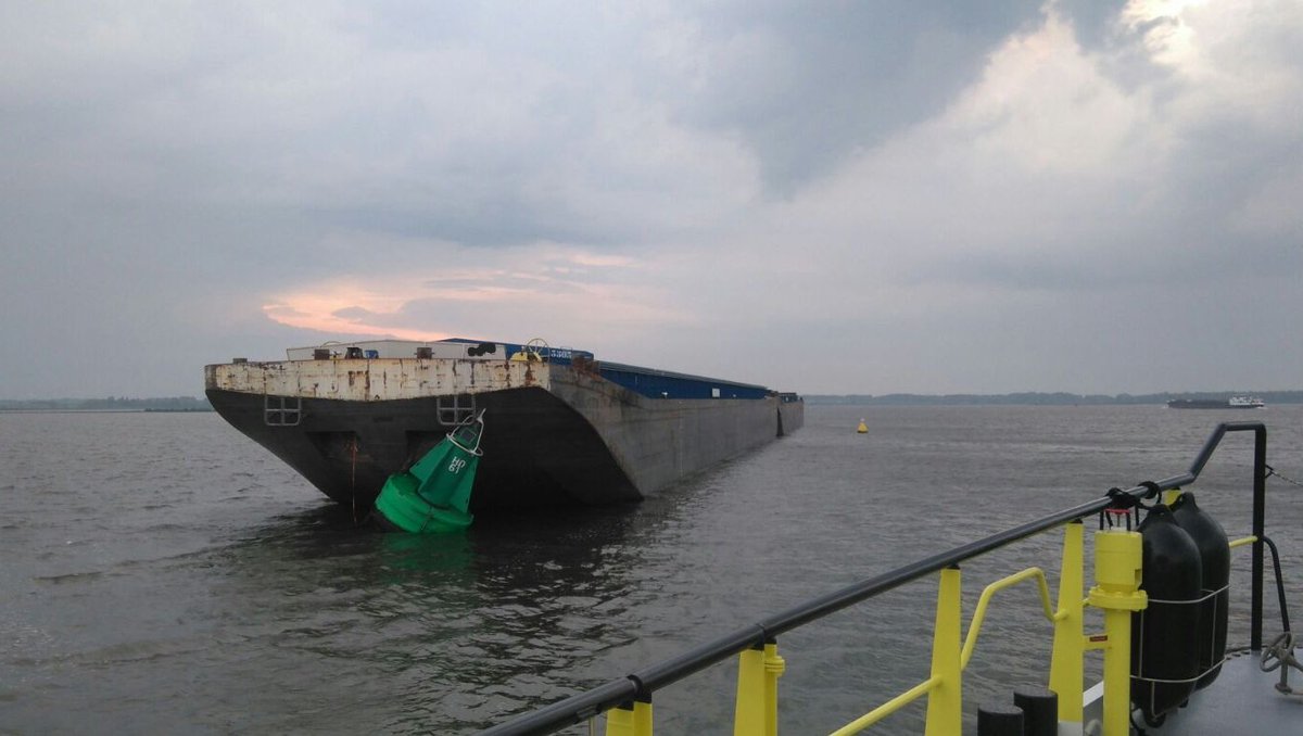 VLW_Tim's tweet photo. Het gaat om de groene ton HD 61 (Hollands Diep). LET OP die is uit positie @Vaarinformatie, schade opnemen #borgstelling. Melding doorzetten naar de vaarwegmarkeringsdienst. Bakken worden snel weg gehaald om meer schade te voorkomen #RWS73 @Rijkswaterstaat. https://t.co/ZCSKoyVtSX