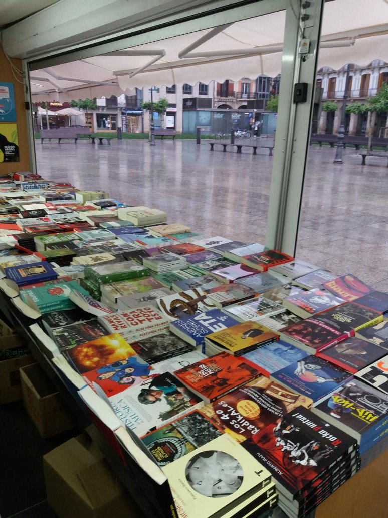 Aukido's tweet photo. #Aforo completo
No vengáis más que no damos a basto.
#WaterLibrary la precuela
#FeriadelLibro2018 
Cambio de necesidades.
¡¡¡Mandad a #BobEsponja !!! https://t.co/nxI7vRAEtu