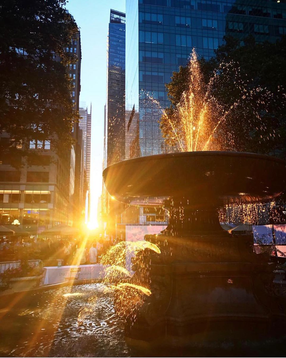 bryantparknyc's tweet photo. #Manhattanhenge returns tonight and tomorrow night. Looking for the perfect shot? Don't hold up traffic in the middle of the road. The vista from the park at 41st St and 6th Ave offers unencumbered views right in line with the grid. 🌞🌇 https://t.co/Zo8s7AyZYk