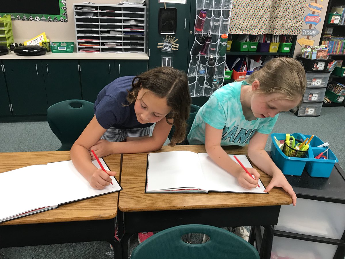 MrsHaaseRES's tweet photo. Yearbook fun @rockenbaughES #Rocken20 #GameOnDragons https://t.co/Bst6q734YV