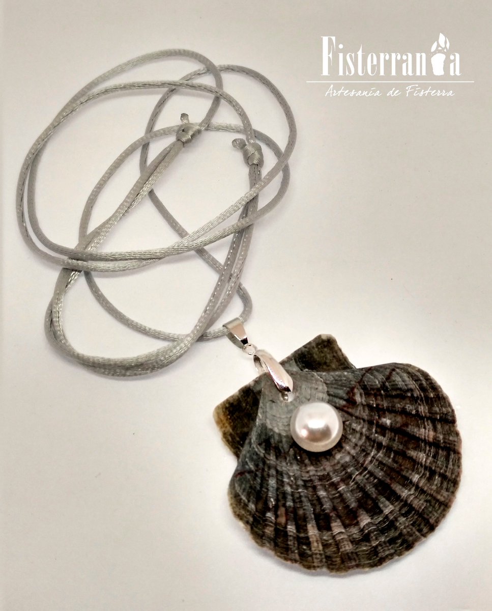 fisterrania's tweet photo. Todas las conchas empleadas por Fisterranía son naturales, recogidas en la Costa da Morte. Respetamos sus colores naturales.
Por eso cada pieza es única.
#colgantes #bisuteria #fisterrania #artesania #caminodesantiago #hechoamano #handmade #fisterra #galicia https://t.co/obAj7QkypK
