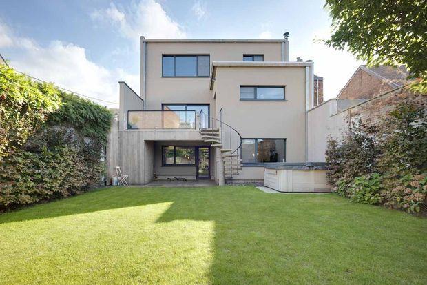 In beeld: Modernistische villa krijgt hedendaagse update ikgabouwen.knack.be/bouwen-renovat…