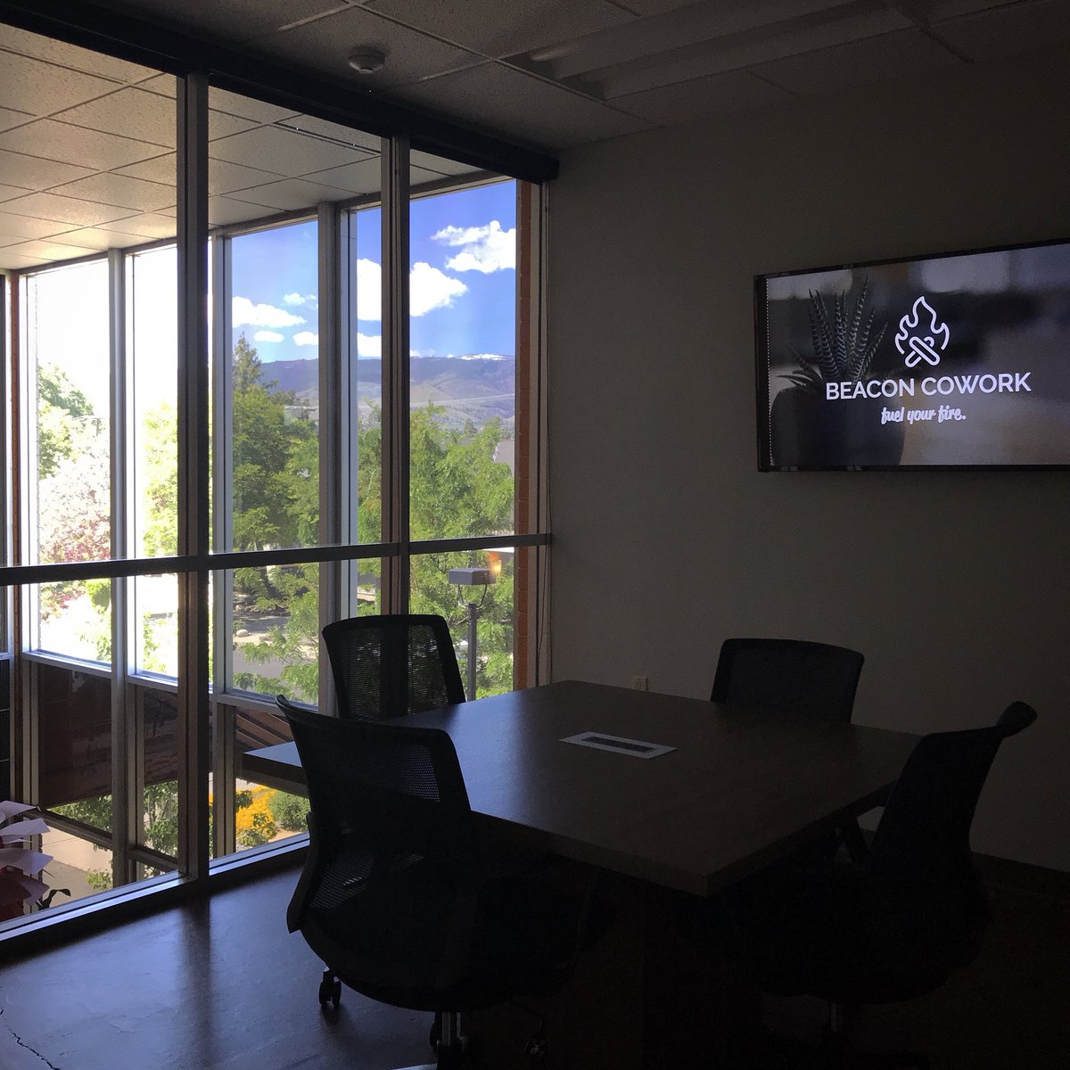 msnikkimcguire's tweet image. Does your conference room have views like this?! 😍 @BeaconCoWork #fuelyourfire #coworking #cowork #community #sharedoffice #getmoredone #collaborate #renotahoe